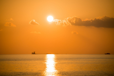 马尔代夫在金色的夕阳