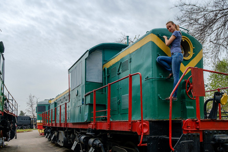 美丽的女孩爬在老火车图片