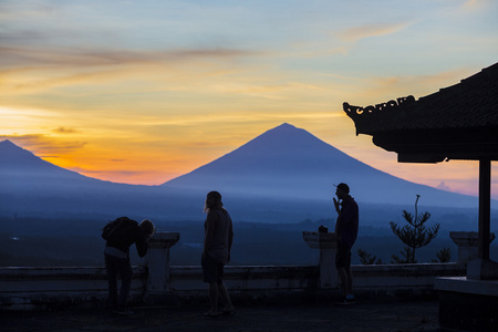 男人和火山阿贡为背景