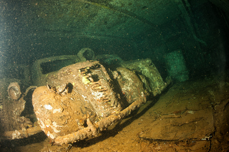 第二次世界大战沉船在红海里面那辆旧车