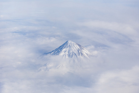 在云端的山峰