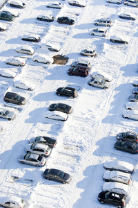 停放的汽车，与雪