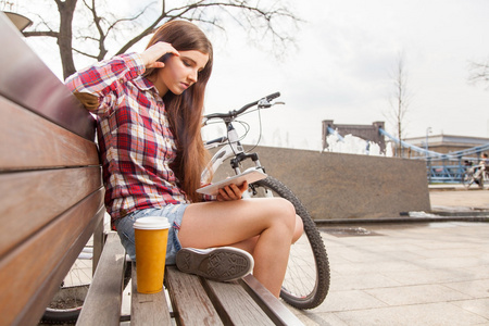 年轻女人喝咖啡的时候一个自行车之旅