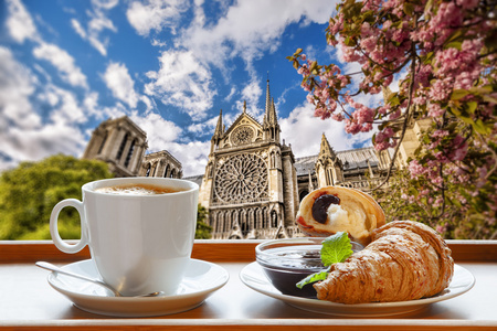 与咖啡和羊角面包，法国巴黎圣母院大教堂