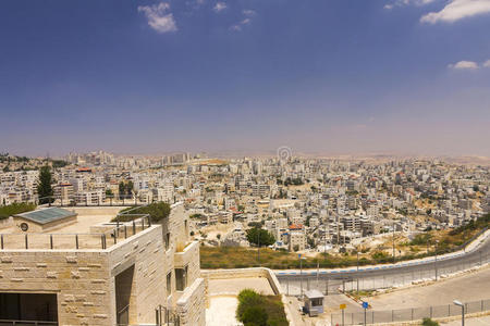 东耶路撒冷郊区和西岸的一个城镇在远处的背景下