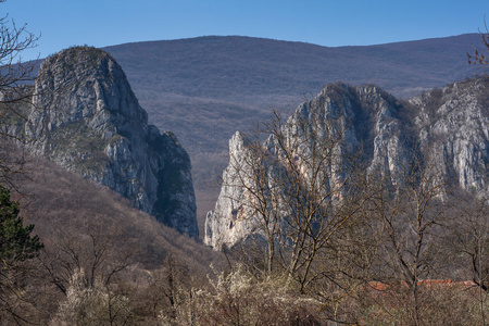 岩层中尔玛河峡谷