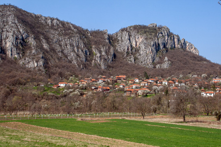 Vlasi 村和岩石形成的全景