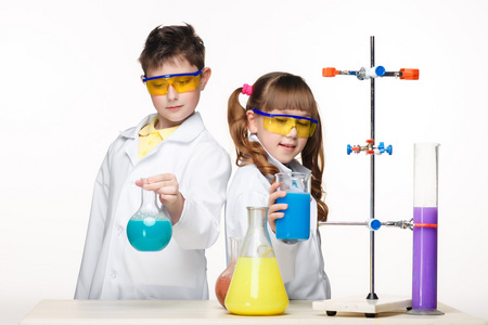两个可爱的孩子，在化学课做实验