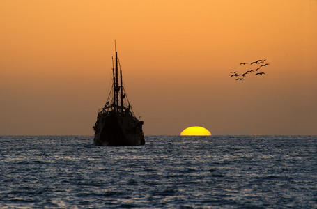 海盗船海上落日