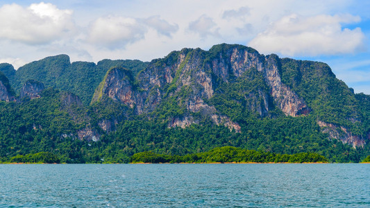 美丽的景色蓝色清澈的水与岩石山在 Ratchapra