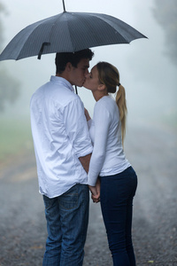 男朋友和女朋友在雨中亲吻