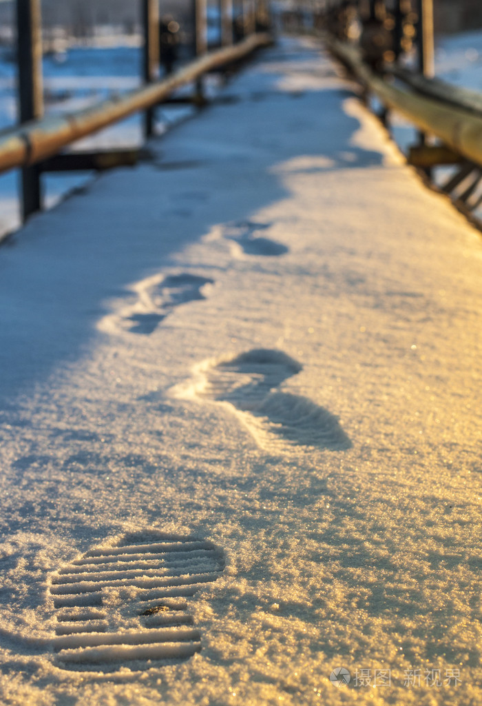 鞋雪地里的脚印