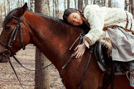 有马的蒙古女孩