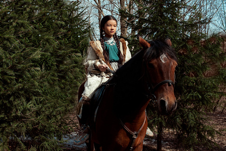 蒙古小女孩骑马