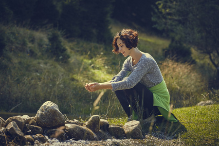 女人在山流水洗手