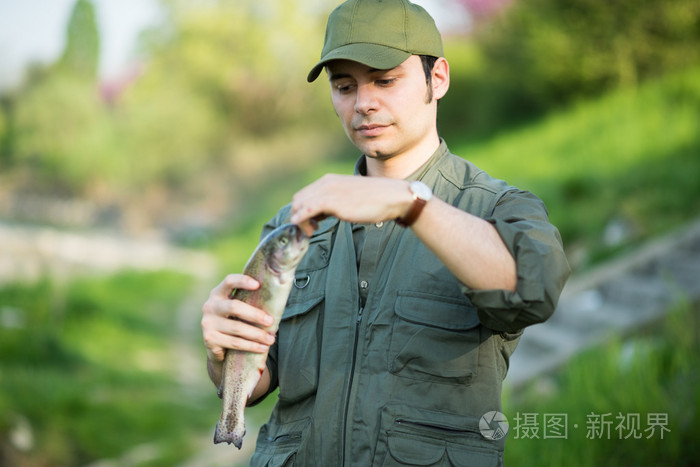 渔民拿一条鱼