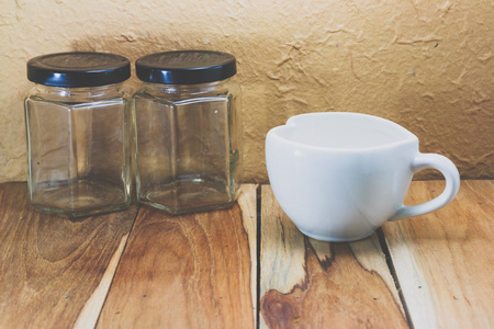 白咖啡杯子和上木制的空罐子。V 的颜色