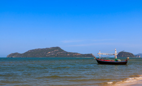 渔船在山姆 Roi 三百峰海滩，泰国