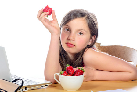 一个小女孩在吃草莓