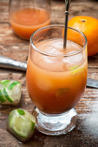 鲜果汁的热带柑橘类水果木制背景