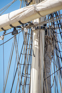 帆船桅杆，索具，卷起船帆