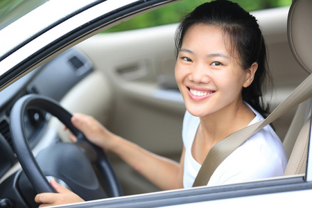 亚洲女人驾驶汽车