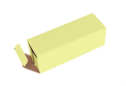 在白色背景上的黄色纸箱