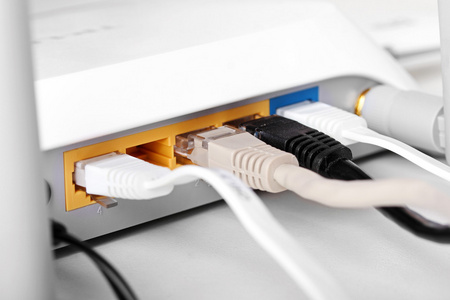 互联网无线路由器与插入电缆的特写