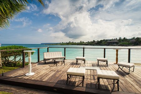 在海边的户外餐厅。表设置在热带夏季海滩咖啡馆 海洋和天空。多米尼加共和国，塞舌尔，加勒比，巴哈马。在遥远的天堂海滩上放松
