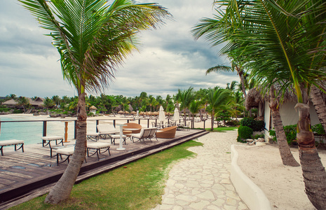 在热带的户外餐厅，在海滩的表设置。咖啡厅在海滨 海洋和天空。多米尼加共和国，加勒比。放松。远程的天堂