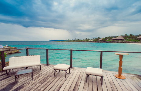 在热带的户外餐厅，在海滩的表设置。咖啡厅在海滨 海洋和天空。多米尼加共和国，加勒比。放松。远程的天堂