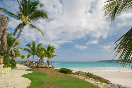 对野生热带加勒比沙滩在多米尼加共和国的棕榈树。宁静的度假村。加勒比海。日落的时候，塞舌尔群岛
