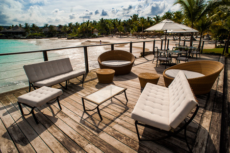 在海边的户外餐厅。表设置在热带夏季海滩咖啡馆 海洋和天空。多米尼加共和国，塞舌尔，加勒比，巴哈马。在遥远的天堂海滩上放松