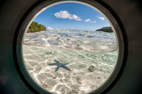 水下的看法，从舷窗中汤加波利尼西亚