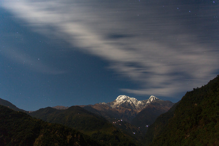 在晚上与云 mov 尼泊尔安纳布尔纳 I 喜马拉雅山脉