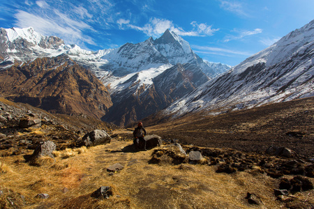 人们享受着的 Machhapuchchhre 山在鱼尾巴的景色