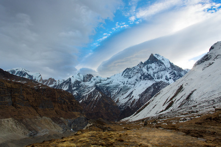 从安纳布尔纳基地营喜马拉雅 Mo Machhapuchchhre 和鱼的故事