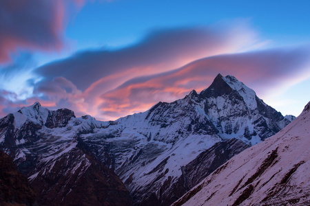 Machhapuchchhre 山日落鱼尾巴在英语中的视图