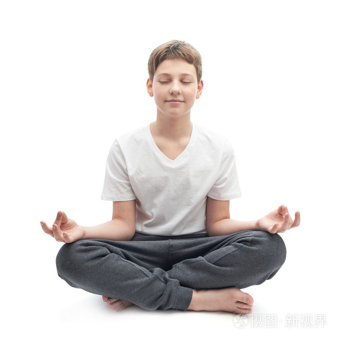 打坐的年轻男孩