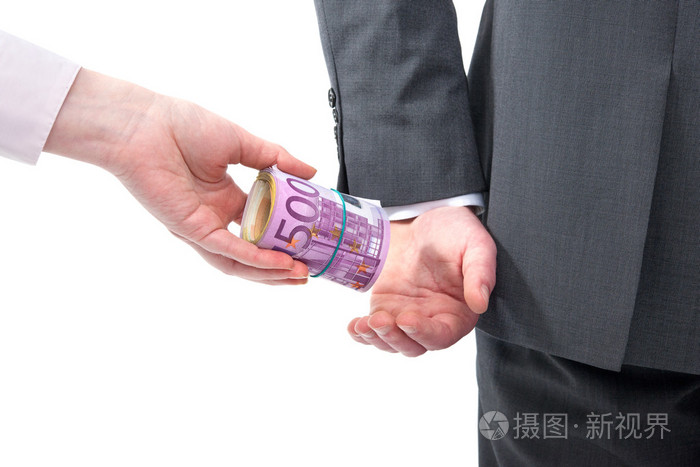 一套西装的商人收受贿赂