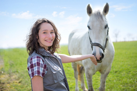 年轻的吸引力兽医领域与马的画像