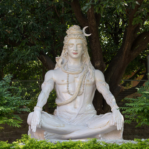 湿婆神雕像在瑞诗凯诗，印度