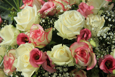 粉色和白色的新娘花束