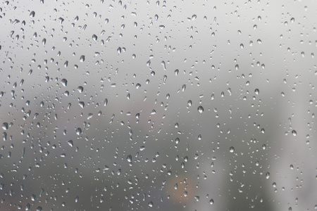 雨滴，在窗户玻璃表面上的水滴