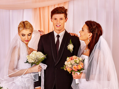 新婚快乐男人和两个新娘
