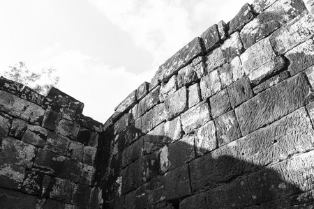 阳光在被毁的亚洲城堡的石墙上, 黑色和沃伊