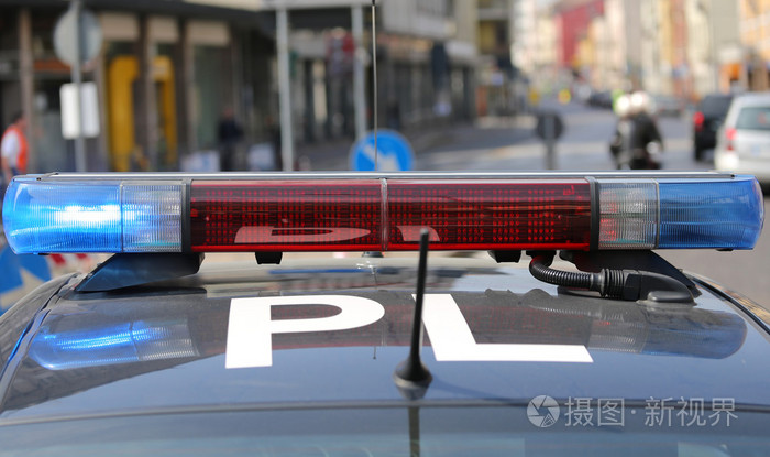 期间在城市路障闪烁警车的警笛的声