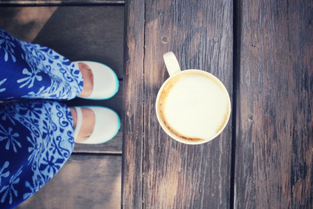 咖啡与鞋的自拍照