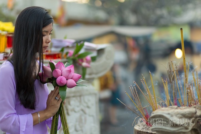 佛教女人在寺中祈祷