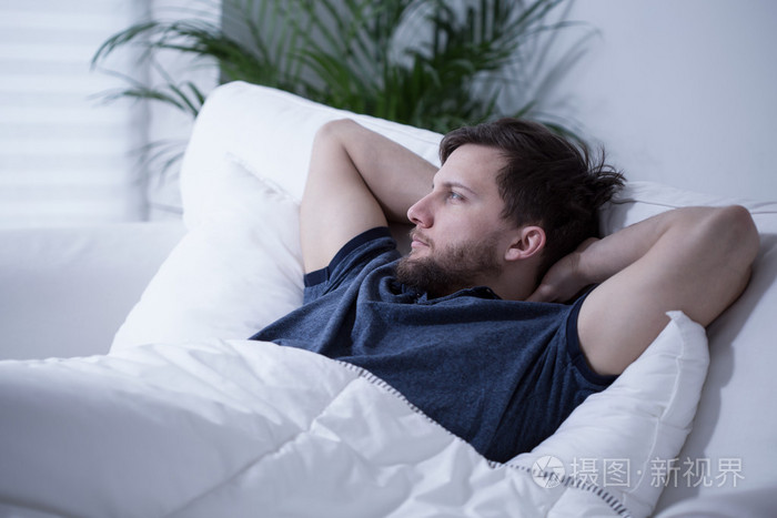 躺在床上的男人照片-正版商用图片1j1ea5-摄图新视界